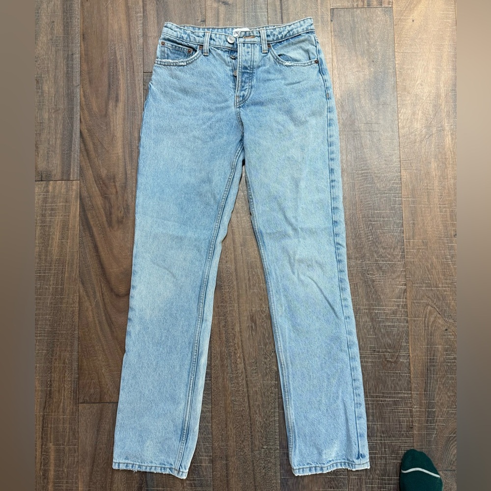 Zara mid rise, 4 button enclosure, straight leg jeans size 4
